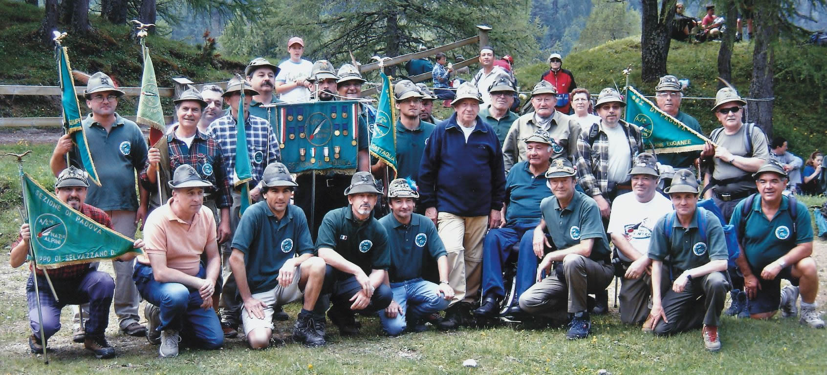 2006: Alpini di Piove e della Sezione con il Presidente Perona