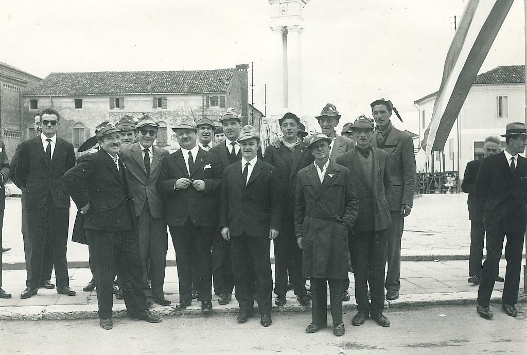 Alpini di Piove davanti al Monumento ai caduti Anni 60